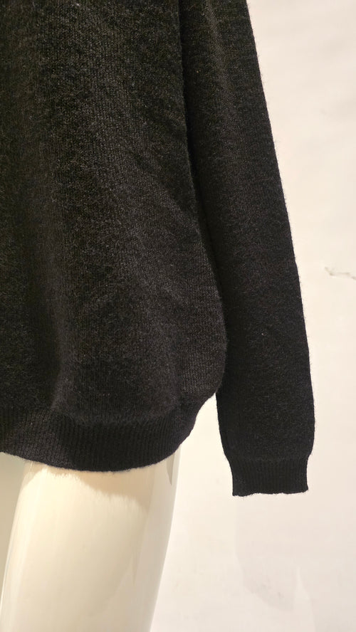 Grauer Labelstorys Pullover aus weichem Material, mit Rundhalsausschnitt und lockerer Passform, vor neutralem Hintergrund.
