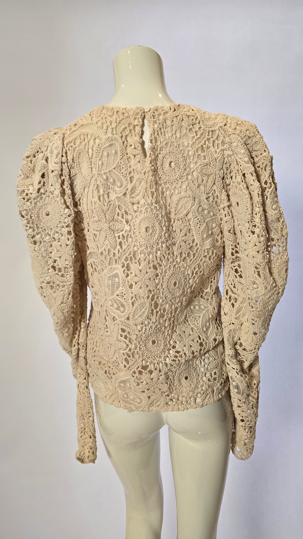 Elegantes Magali Pascal Kleid von Labelstorys mit floralen Mustern und lockerer Passform, ideal für sommerliche Anlässe
