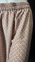 Seidenstoffhose von Labelstorys in Creme-Orange mit Muster, Größe M, fließender Schnitt und eleganter Stoffqualität