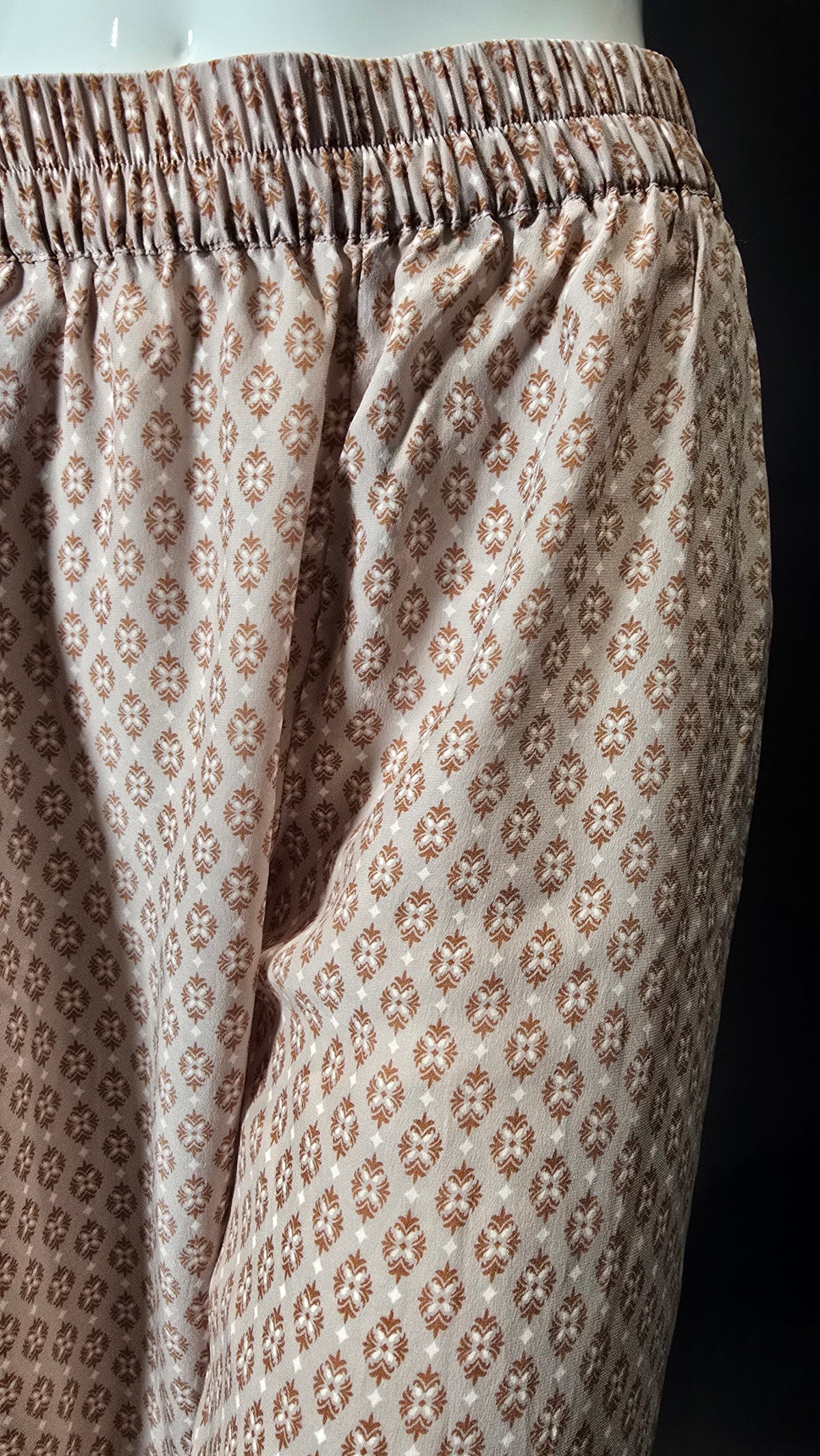 Seidenstoffhose von Labelstorys in Creme-Orange mit Muster, Größe M, fließender Schnitt und eleganter Stoffqualität