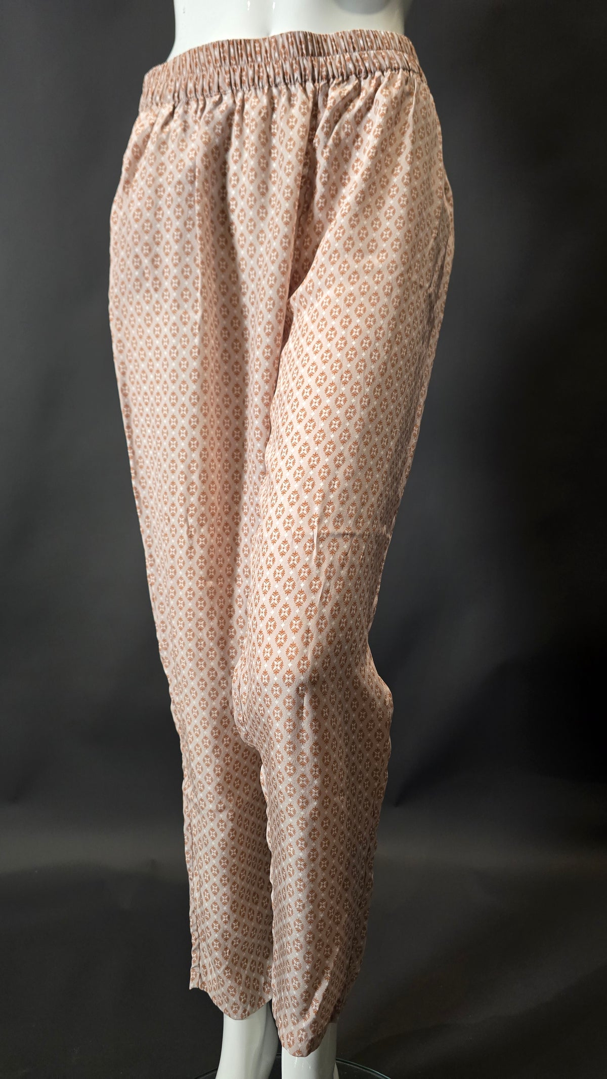 Seidenstoffhose von Labelstorys in creme-orange mit Muster, Größe M, fließender Schnitt und elegantes Design.