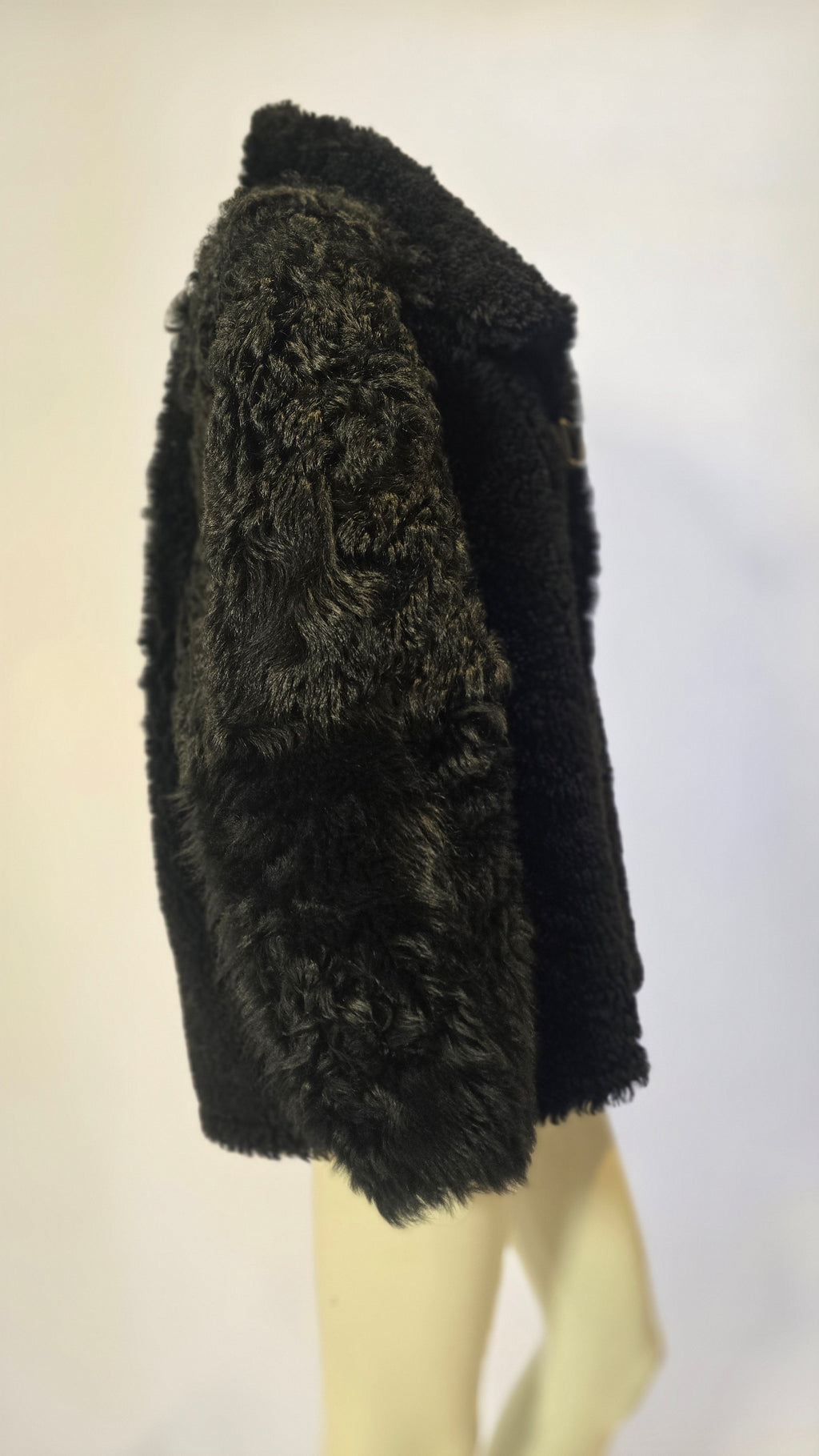 Elegante Iro Paris Jacke von Labelstorys, aus weichem Stoff, mit modernem Schnitt und Details, auf einem Kleiderbügel präsentiert.