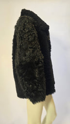 Elegante Iro Paris Jacke von Labelstorys, aus weichem Stoff, mit modernem Schnitt und Details, auf einem Kleiderbügel präsentiert.